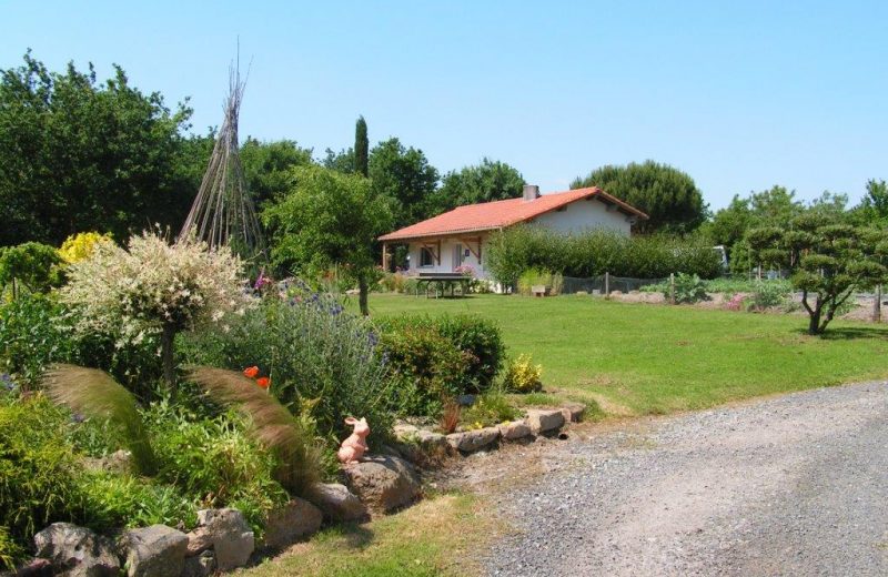 2016 le Relais des Garennes MONTBERT, jardin devant les sanitaires