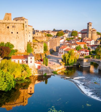 Vignoble Nantais : Vue de Clisson avec le château médiéval, la Sèvre nantaise, et l'église Notre-Dame un beau jour de soleil. Crédit photo : Loïc Lagarde Séminaire à Clisson
