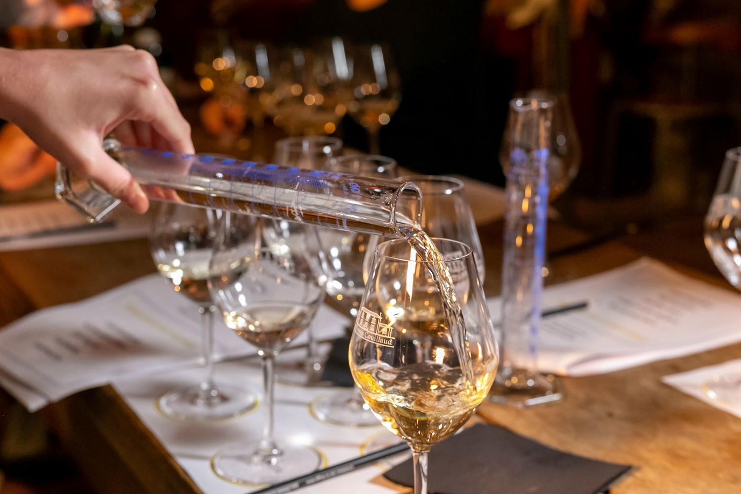 Activité Team Building : Verres de dégustation dans la cave touristique du Château de la Ragotière, à La Regrippière