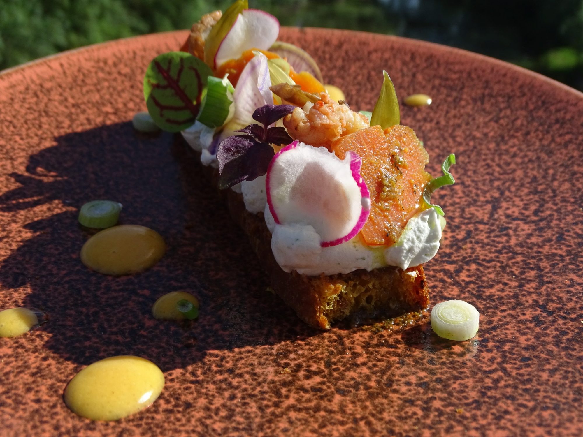 Assiette de spécialités de Loire à l’Auberge du Val de Loire, déjeuner en amoureux