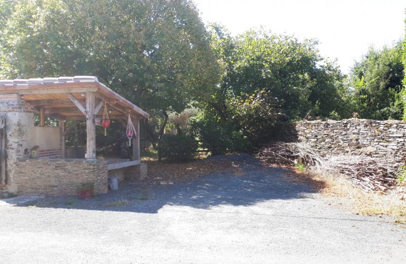 Parking dédié aux voyageurs à coté du Lavoir Rénové