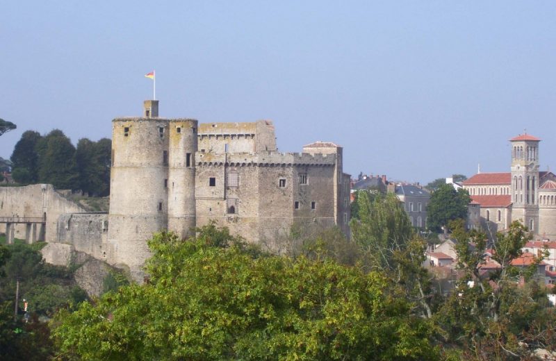 253649 – Clisson, le château et Notre dame