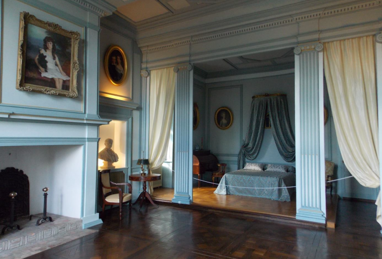 Chambre-du-roi-Château-de-Goulaine-768×576