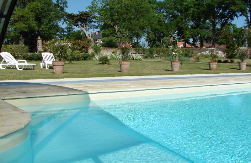 Piscine couverte dans le Jardin Clos