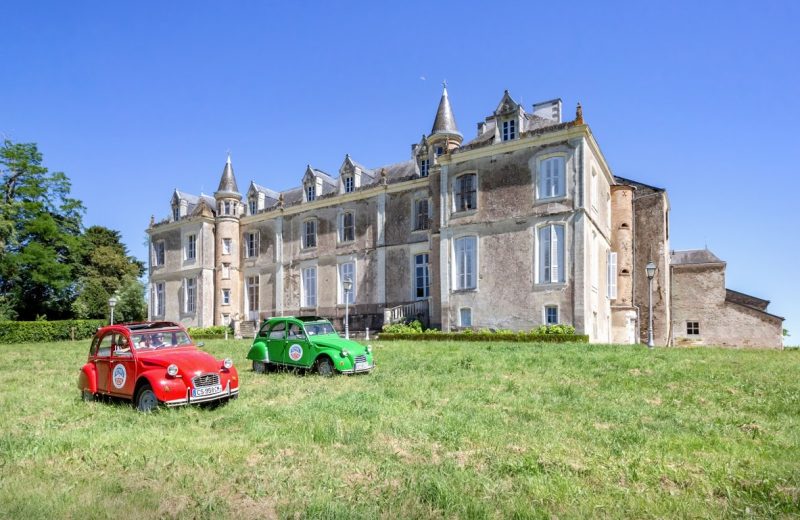 chateau-du-coing-2 CV devant la facade principale-st-fiacre-44