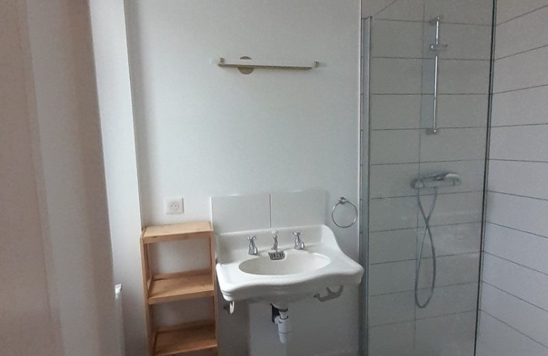 114496 – Salle de bain attenante a chambre 3 lits