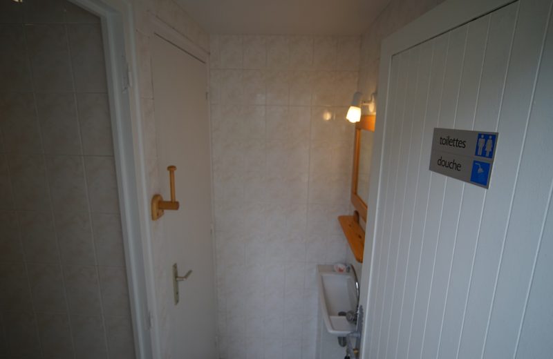cabane-r-grange-entree-toilettes