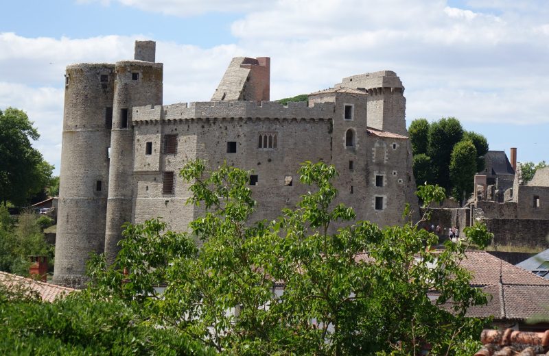 Vue du chateau depuis le viaduc de Clisson