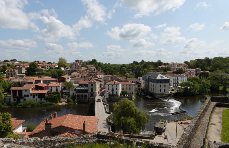 Vue sur la ville depuis la terrasse du Château de Clisson.