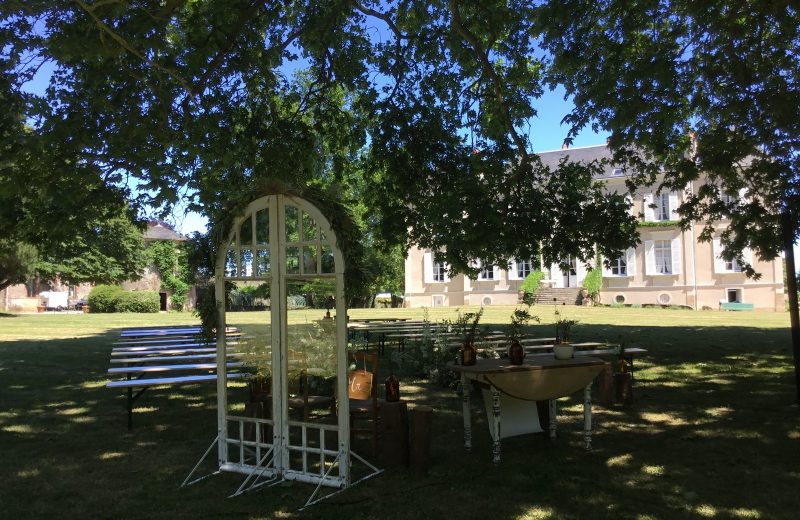 La cour des montys . Cérémonie dans le parc