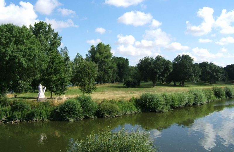 la pierre percée la chapelle basse mer