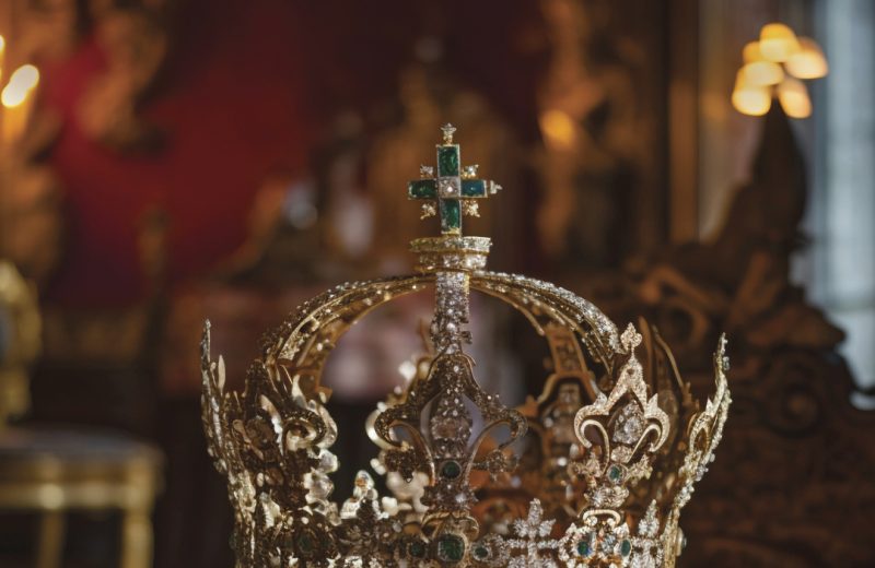 medieval-crown-royalty-still-life_Quatrain_HauteGoulaine_levignobledenantes-tourisme.com