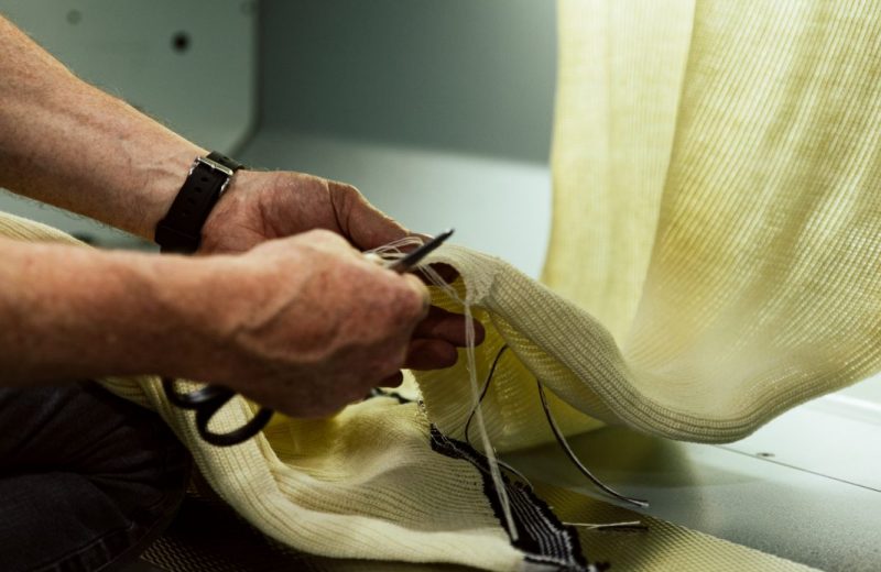 panneaux sous machine à tricoter