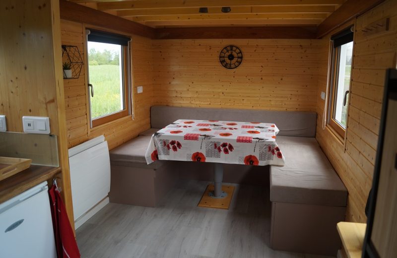 salon-salle-a-manger-tiny-house-le-puiset-dore