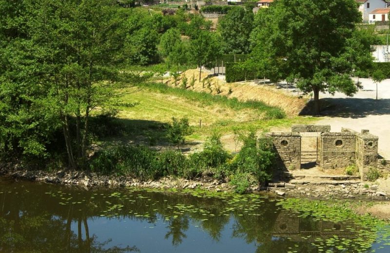 Vue du lavoir, de l’eglise de Remouillé et de la chapelle Garreau.